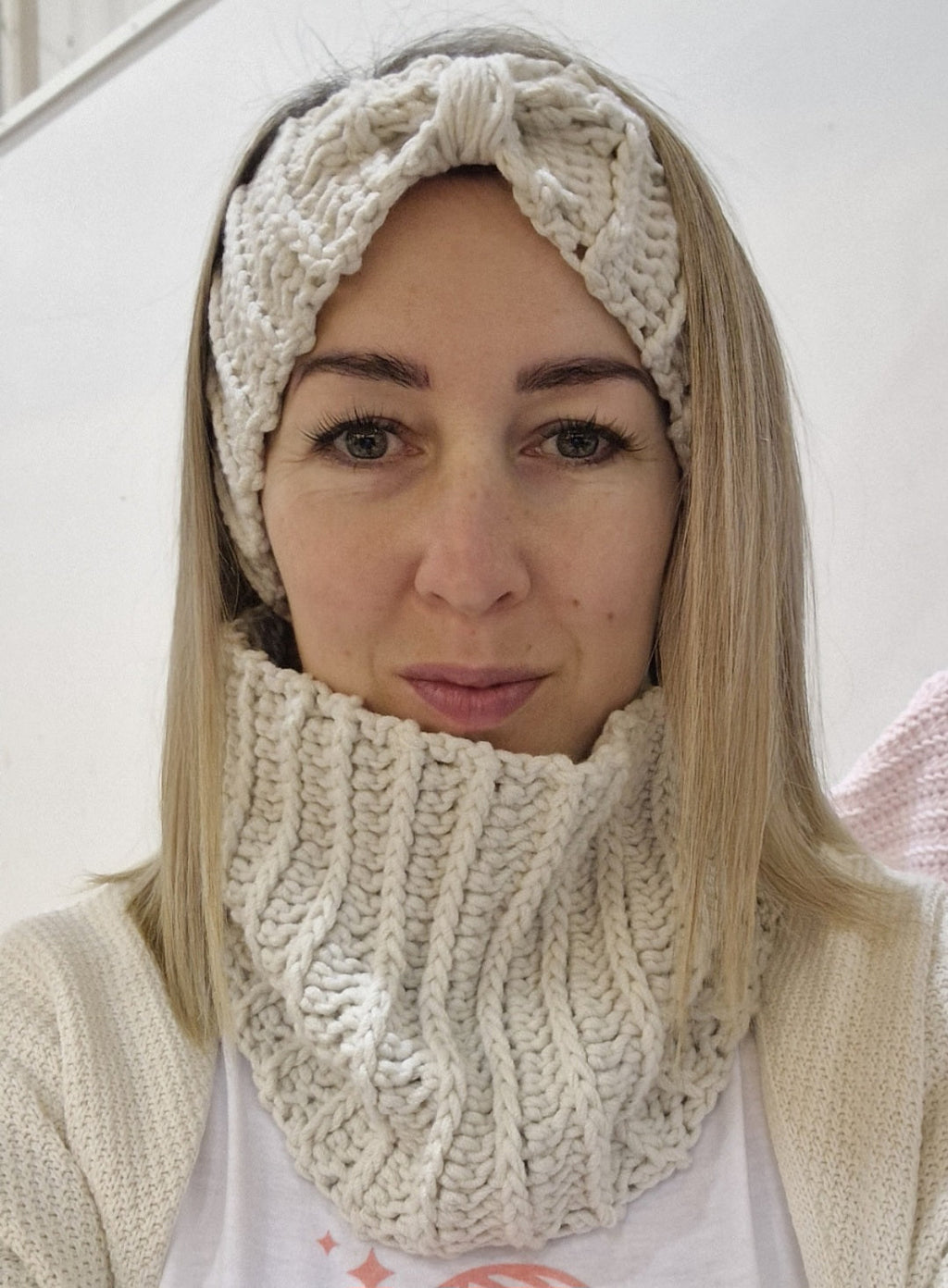 Easy ribbed crochet headband and cowl free crochet pattern.